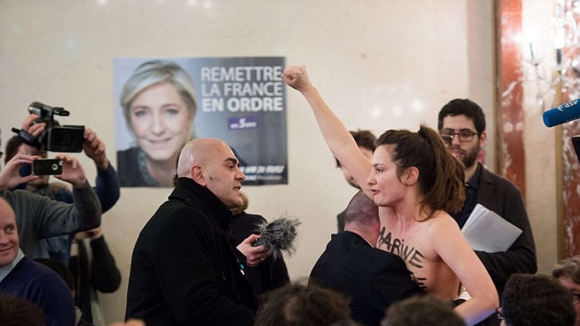 «Ντου» από γυμνόστηθη Femen σε ομιλία της Λεπέν: Είσαι ψεύτικη φεμινίστρια