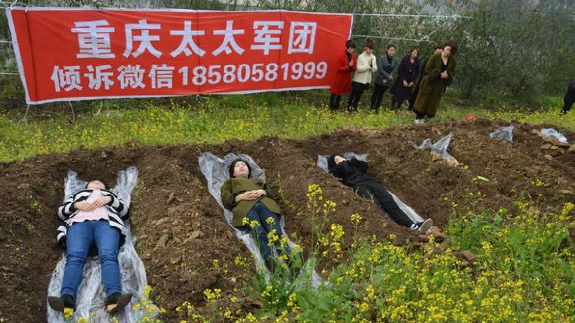 Κινέζες κάνουν... «μαθήματα τάφου» για να αντιμετωπίσουν τη χαμηλή αυτοεκτίμησή τους