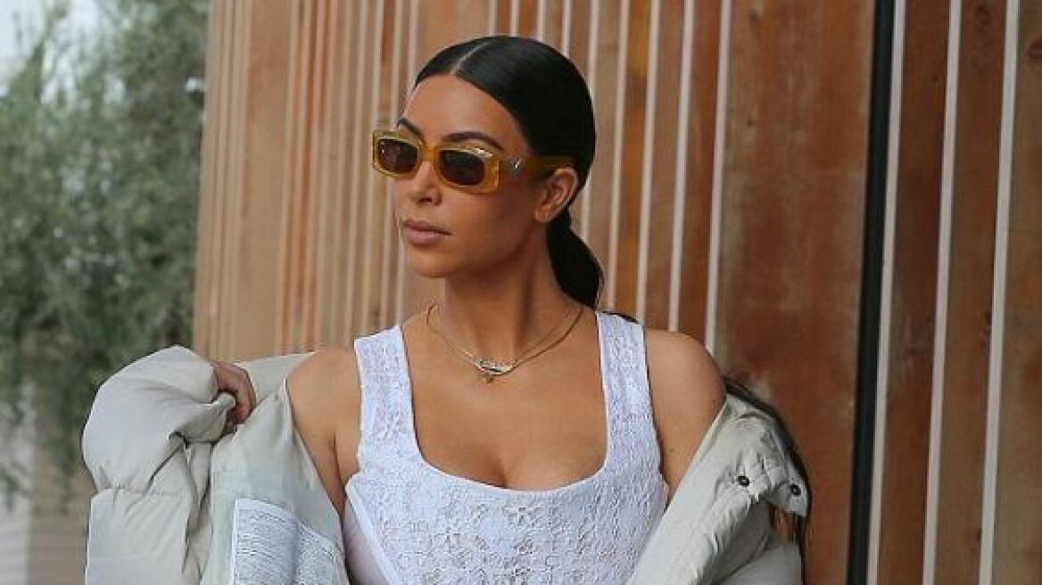 Το δαντελωτό μπουστάκι πρόδωσε την Kim Kardashian