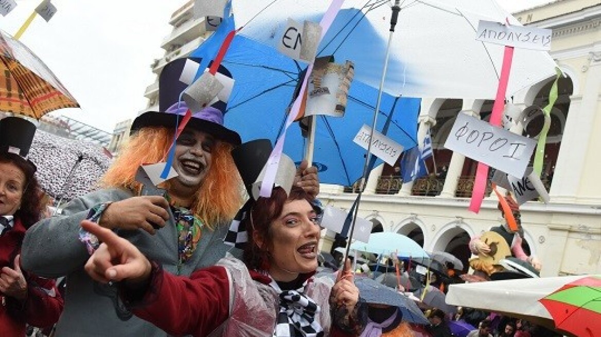 Με ομπρέλες στα χέρια οι καρναβαλιστές: Άστατος καιρός το τριήμερο της Αποκριάς