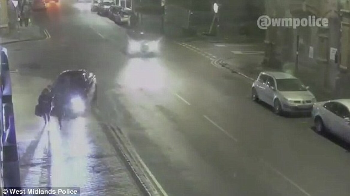 Βίντεο-σοκ: Οδηγός πέφτει εν ψυχρώ πάνω σε μια 17χρονη που βρίσκεται στο πεζοδρόμιο
