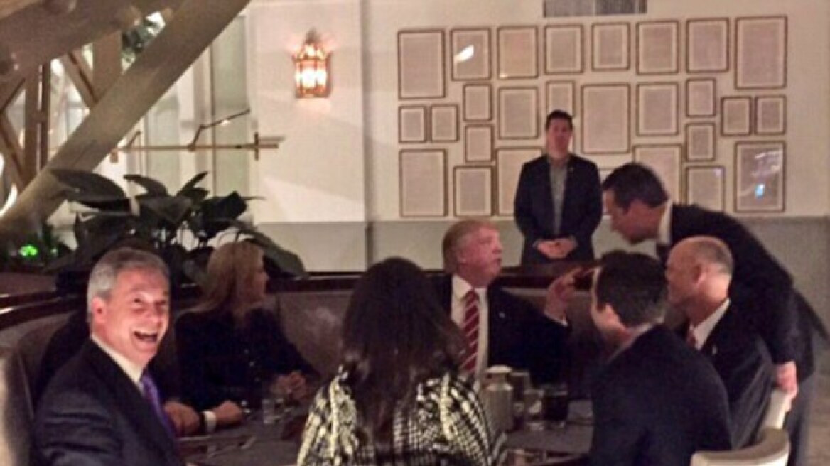 Αρνήθηκε στους ξένους ανταποκριτές, αλλά δείπνησε με τον Φάρατζ ο Τραμπ