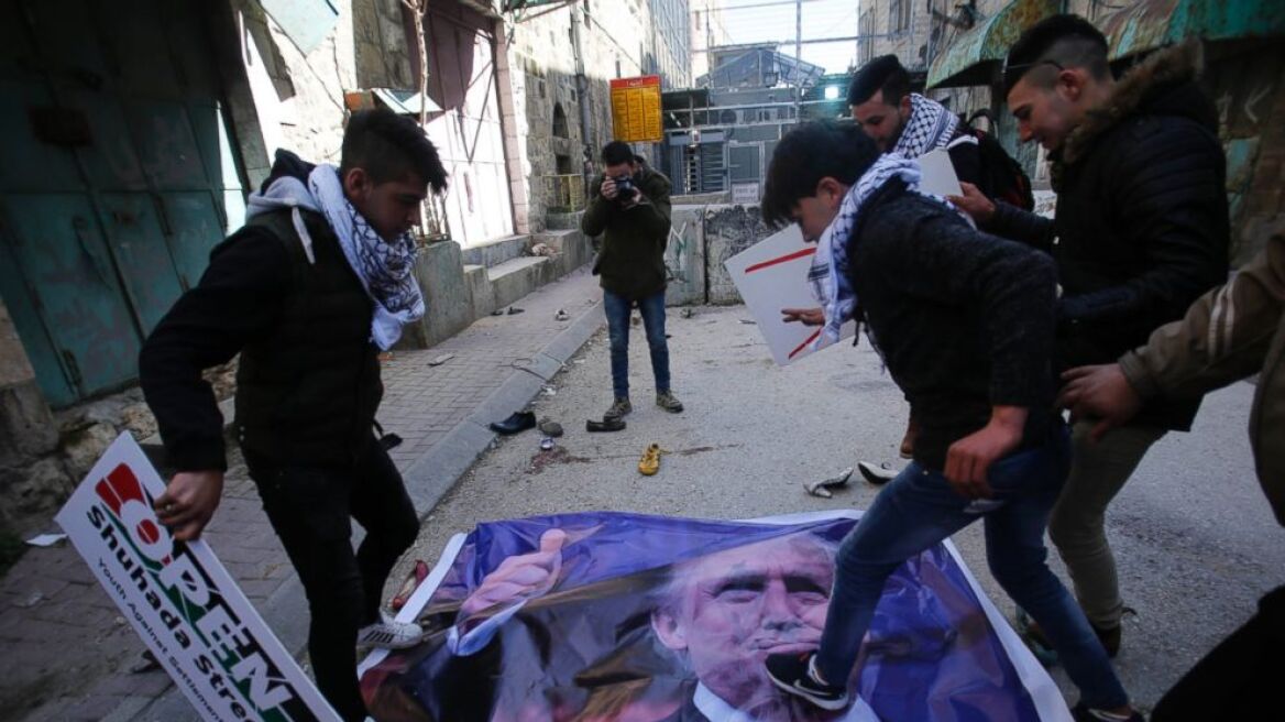 Παλαιστίνιοι ποδοπατούν αφίσα του Ντόναλντ Τραμπ