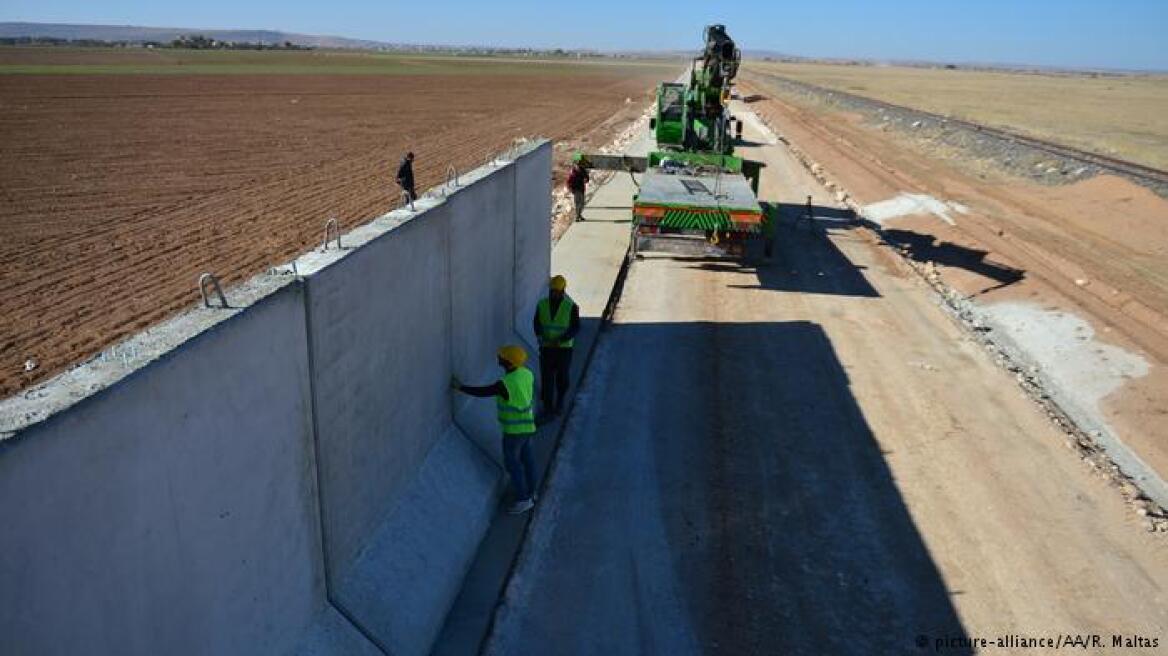 Τείχος μήκους 290 μέτρων ανήγειρε η Τουρκία στα σύνορα με τη Συρία
