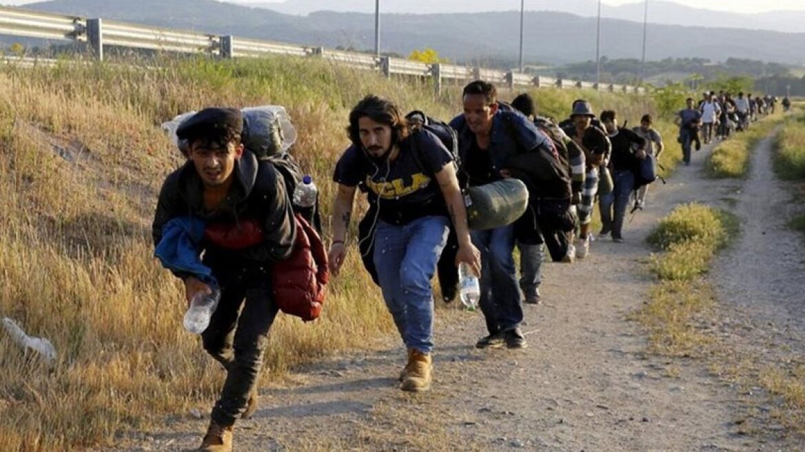 Χουριέτ: Δεκάδες πραξικοπηματιές περνάνε στην Ελλάδα υποδυόμενοι τους Σύρους πρόσφυγες