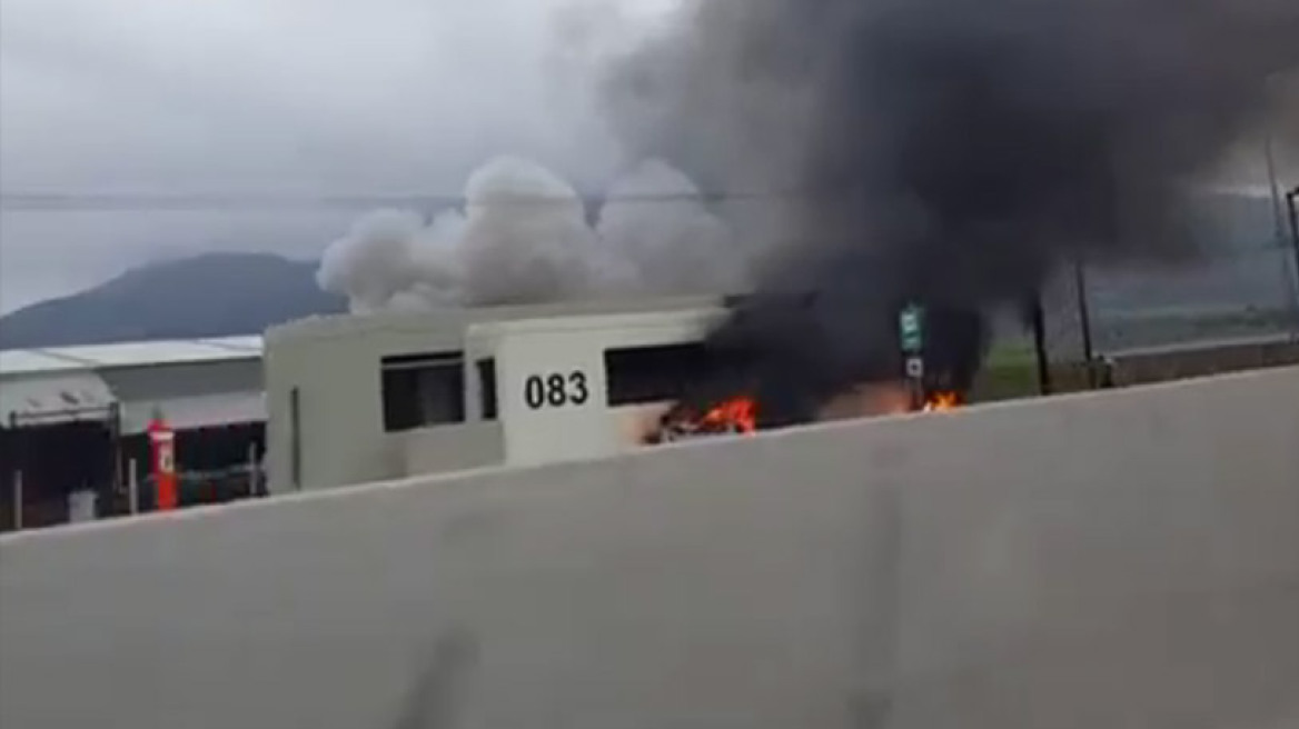 Νέο βίντεο από το τραγικό τροχαίο: Τα αυτοκίνητα στις φλόγες και ο πατέρας δεν πιστεύει τι έχει συμβεί