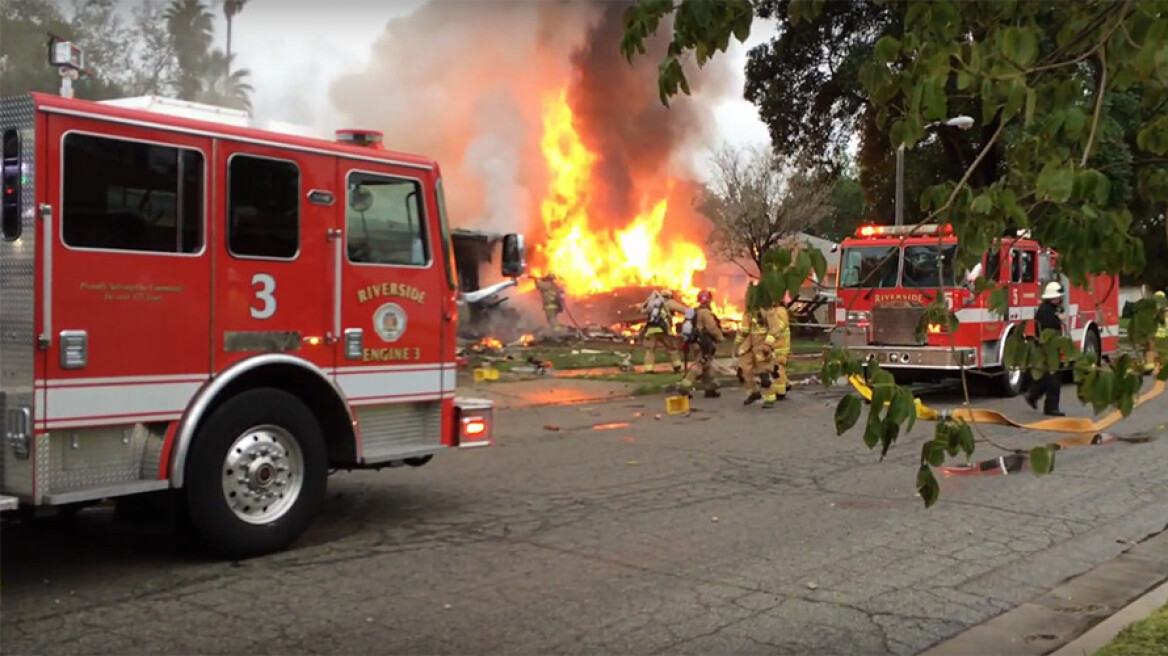 Αεροπλάνο συνετρίβη σε σπίτια στην Καλιφόρνια - Τουλάχιστον τέσσερις νεκροί 