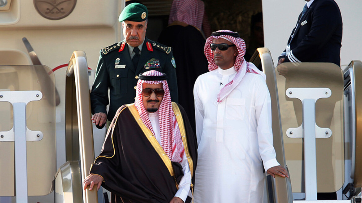 Ο βασιλιάς της Σαουδικής Αραβίας πήγε ταξίδι με 459 τόνους αποσκευών, δύο λιμουζίνες και ένα... ασανσέρ