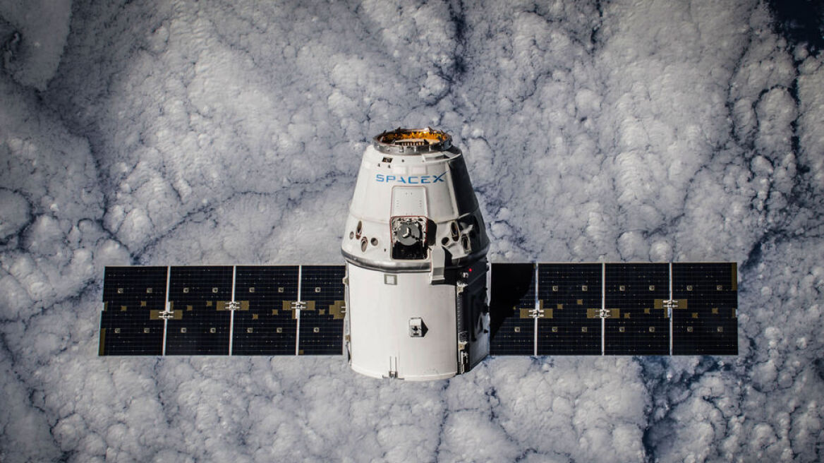 SpaceX: Στέλνει τους πρώτους αστροτουρίστες γύρω από τη Σελήνη το 2018