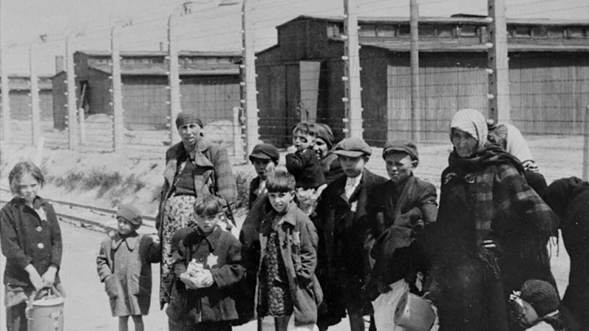 Ανέκδοτες φωτογραφίες από το Άουσβιτς: Γυναίκες και παιδιά βαδίζουν προς τον θάνατό τους...