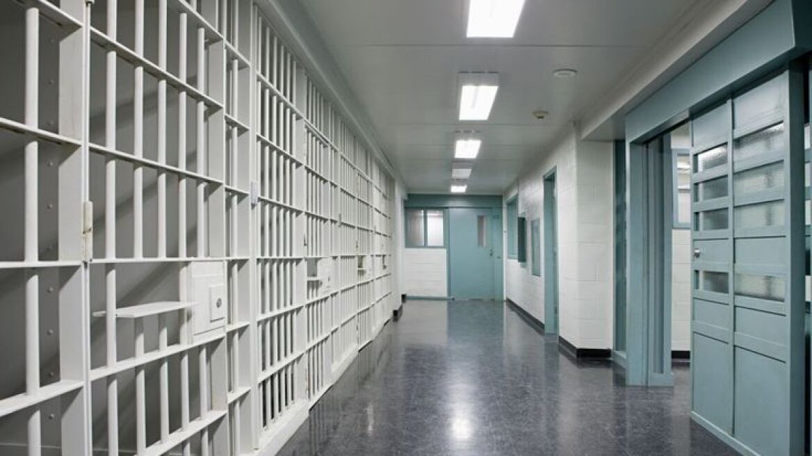 Το υπ. Δικαιοσύνης εξέδωσε οδηγό για την πρόληψη αυτοκτονιών στη φυλακή