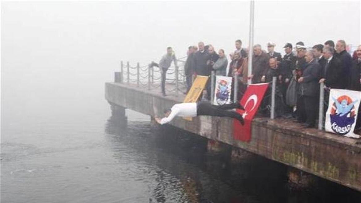 Τουρκία: Δήμαρχος βούτηξε με τα ρούχα για να σώσει γυναίκα