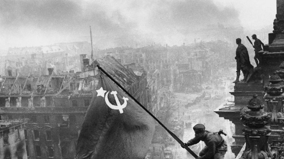 Συγκλονιστικές εικόνες από την κατάληψη του Ράιχσταγκ από τον Κόκκινο Στρατό