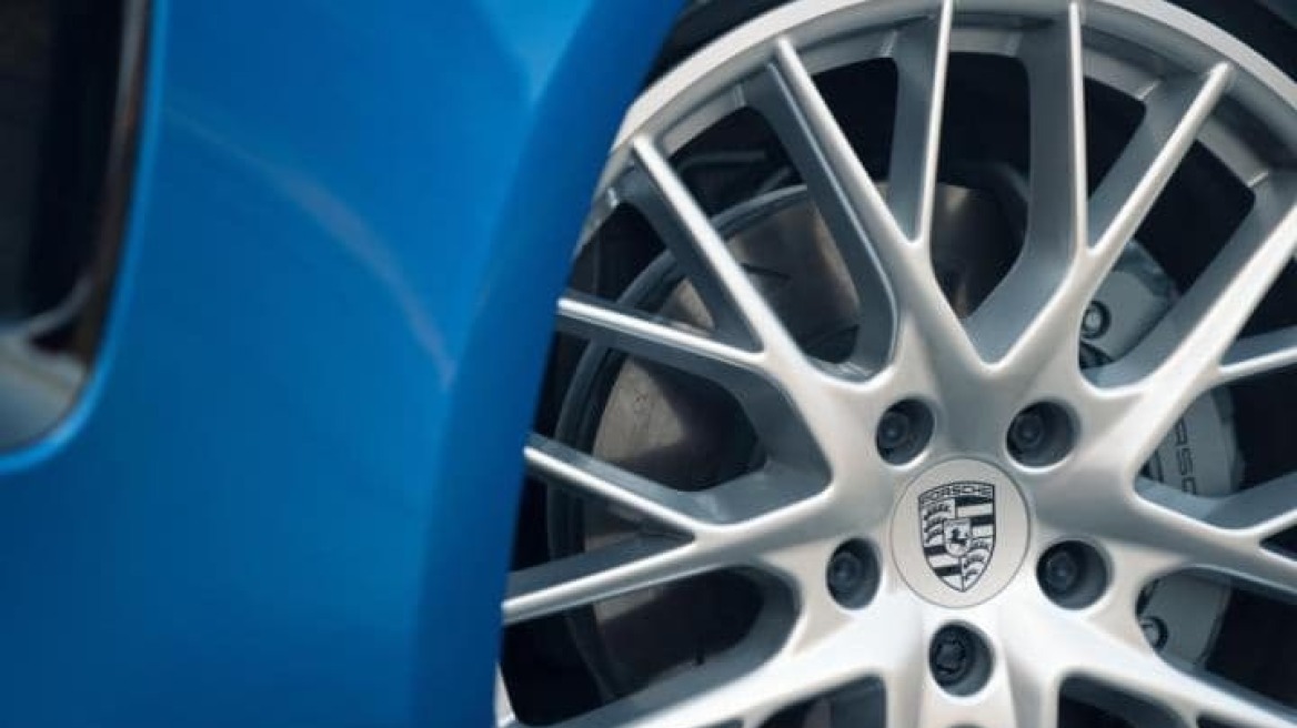 Video: Σκάει ελαστικό σε Porsche με 330km/h ταχύτητα...