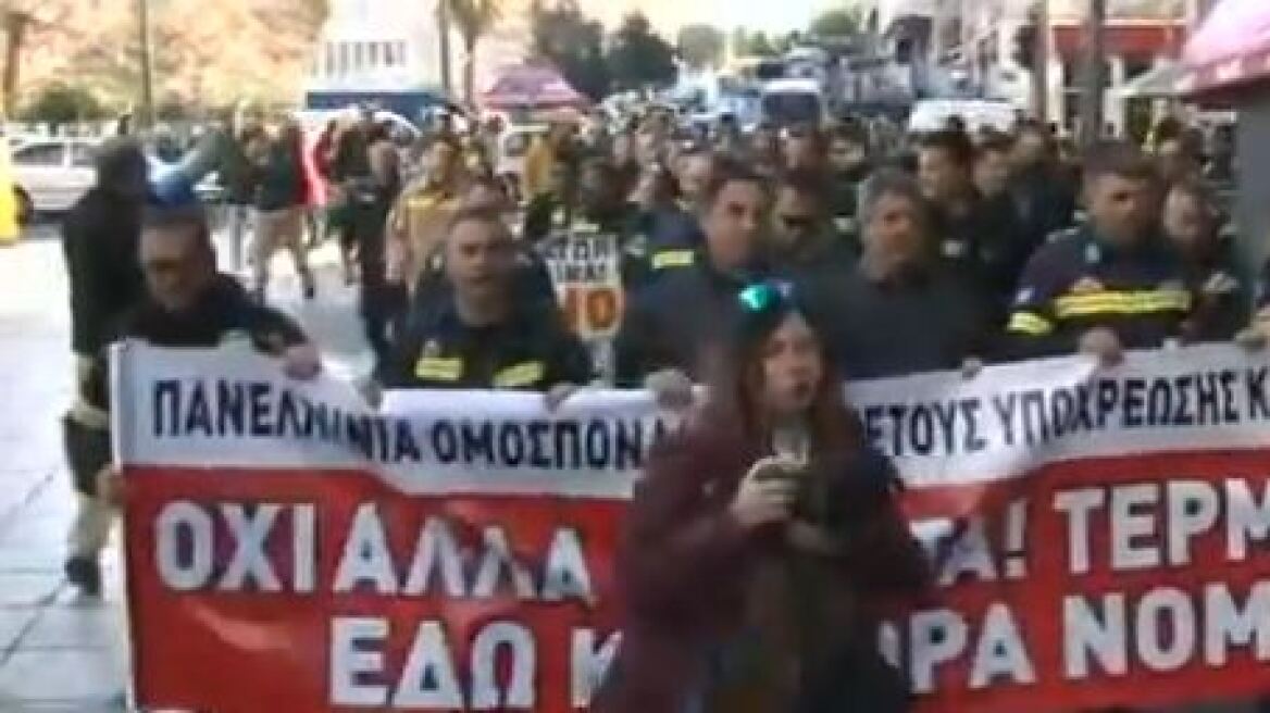 Πορεία διαμαρτυρίας των πυροσβεστών 5ετούς θητείας στο κέντρο της Αθήνας 