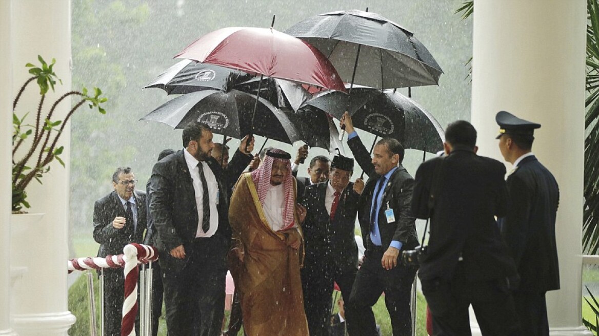 Η απόλυτη χλιδή για τον Σαουδάραβα βασιλιά: Χρυσή σκάλα και 6 ομπρέλες για να μην βραχεί!