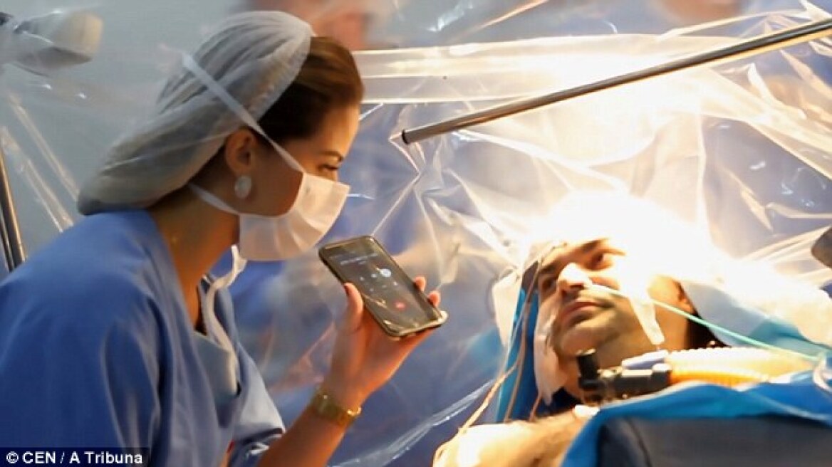 Οι γιατροί αφαιρούν όγκο από τον εγκέφαλο, ο ασθενής παίζει κιθάρα και μιλά με τη σύζυγό του στο τηλέφωνο
