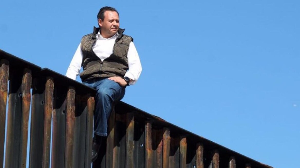 Μεξικό: Βουλευτής σκαρφάλωσε στον φράκτη και στέλνει μήνυμα στον Τραμπ