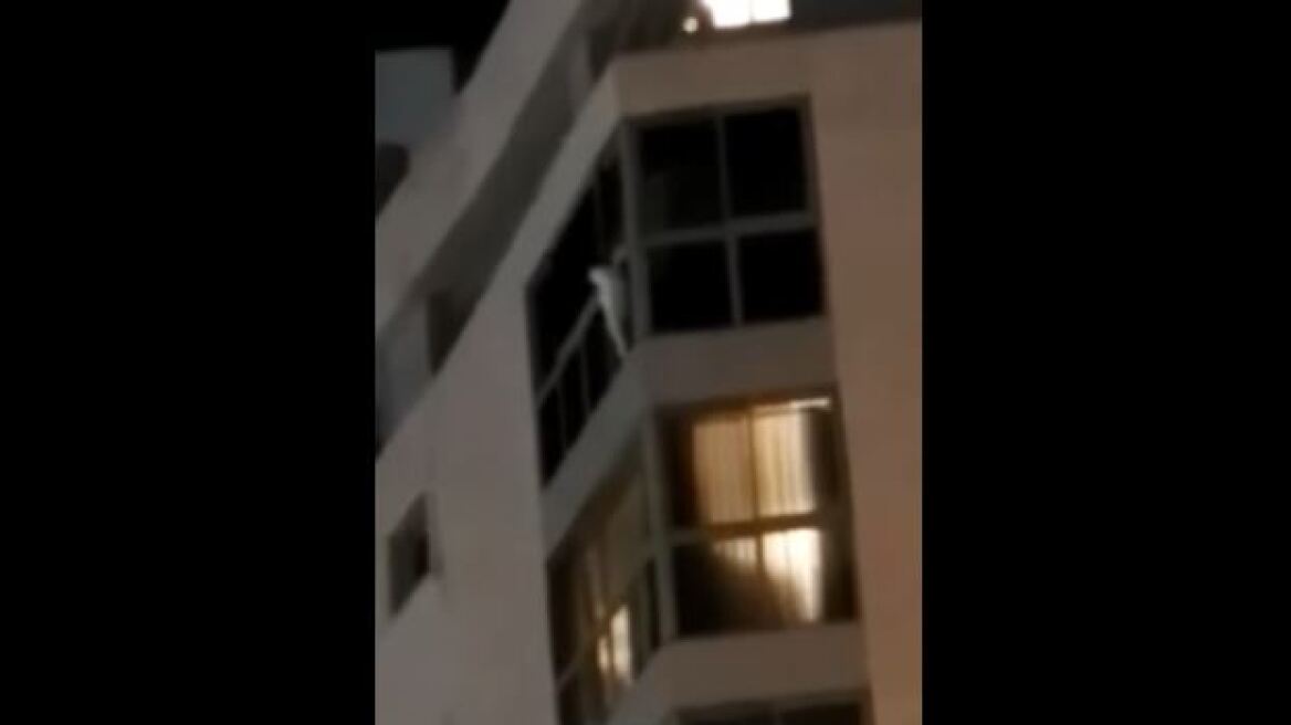 Δραματική επιχείρηση διάσωσης 5χρονης που κρεμόταν στο κενό από τον έβδομο όροφο κτηρίου 