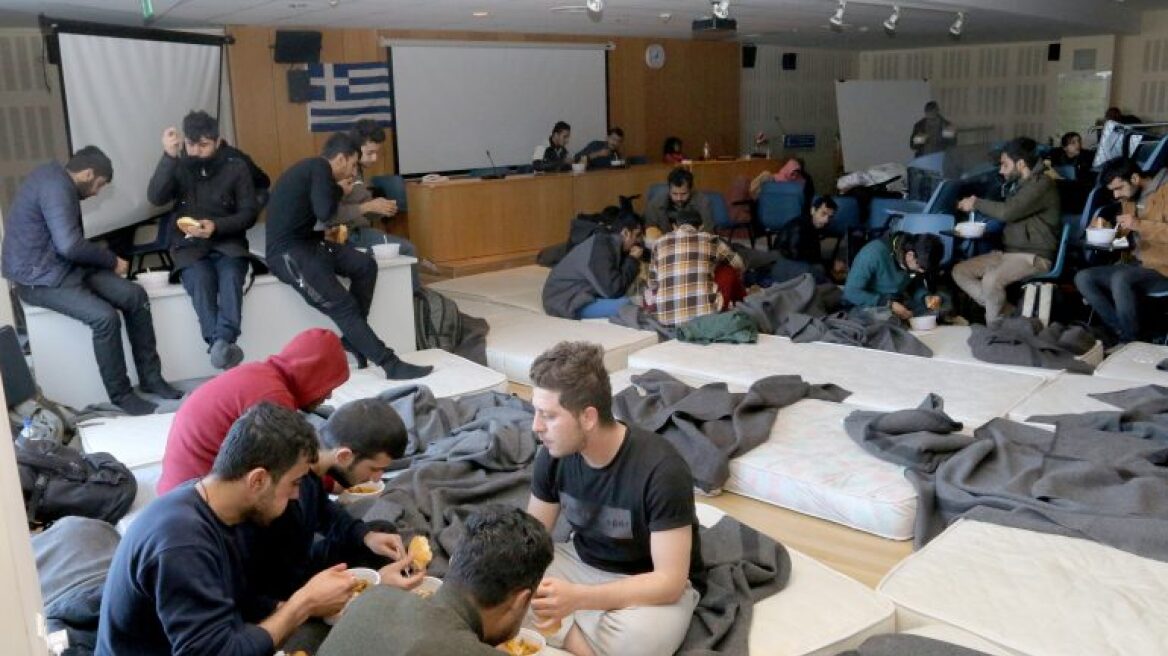 Έφυγαν για Αθήνα οι 60 μετανάστες των Χανίων