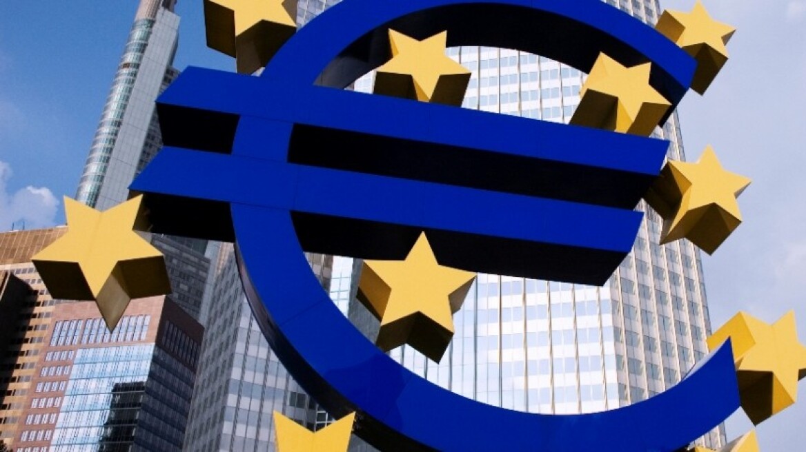 Bloomberg: Η Ελλάδα θα πρέπει να ενταχθεί στο πρόγραμμα αγοράς ομολόγων της ΕΚΤ