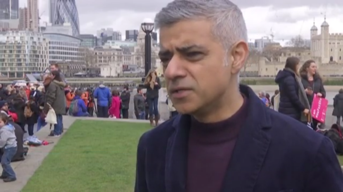 Βίντεο: Ο δήμαρχος του Λονδίνου και η Άνι Λένοξ διαδήλωσαν για την ισότητα των φύλων