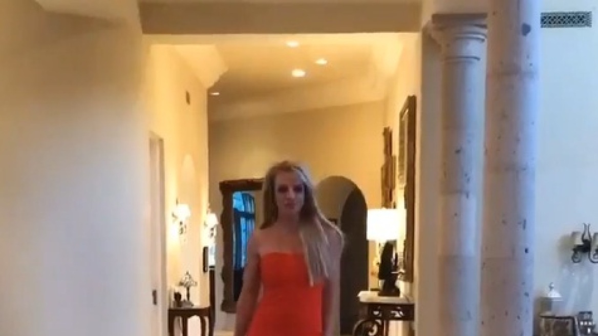 Η Britney Spears κάνει πασαρέλα... στο σπίτι της - Δείτε τις σέξι επιλογές της 