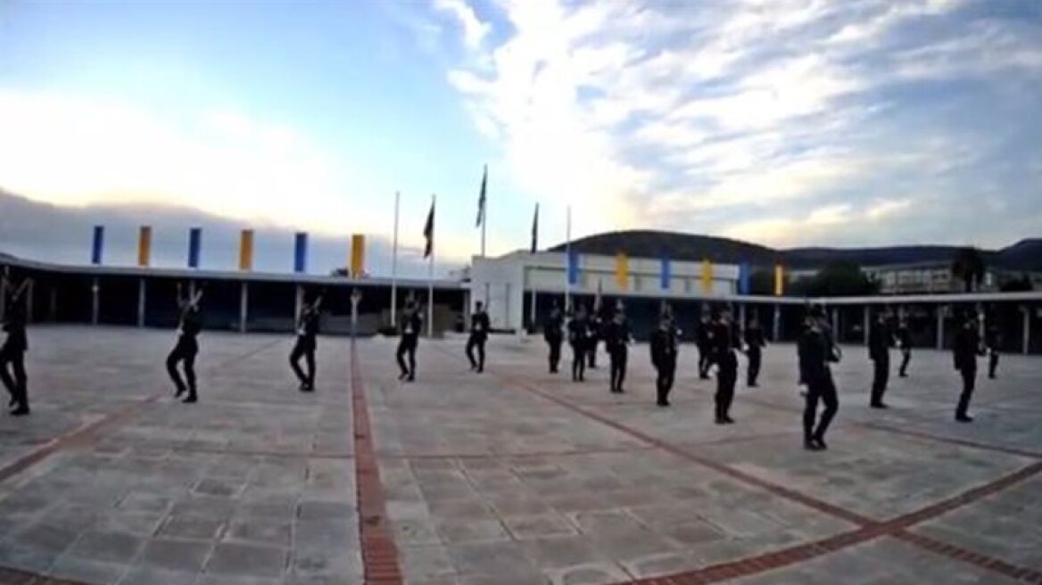 Greek army cadets impressive display! (video)