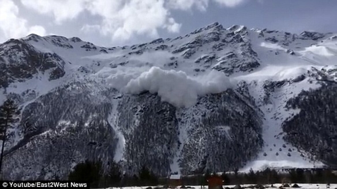 Συγκλονιστικό βίντεο: Γιγάντια χιονοστιβάδα «καταπίνει» βουνό σκοτώνοντας έξι άτομα 