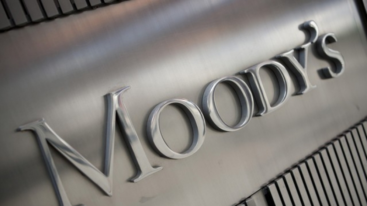Προειδοποιεί η Moody's για το κόστος στις τράπεζες από τις καθυστερήσεις
