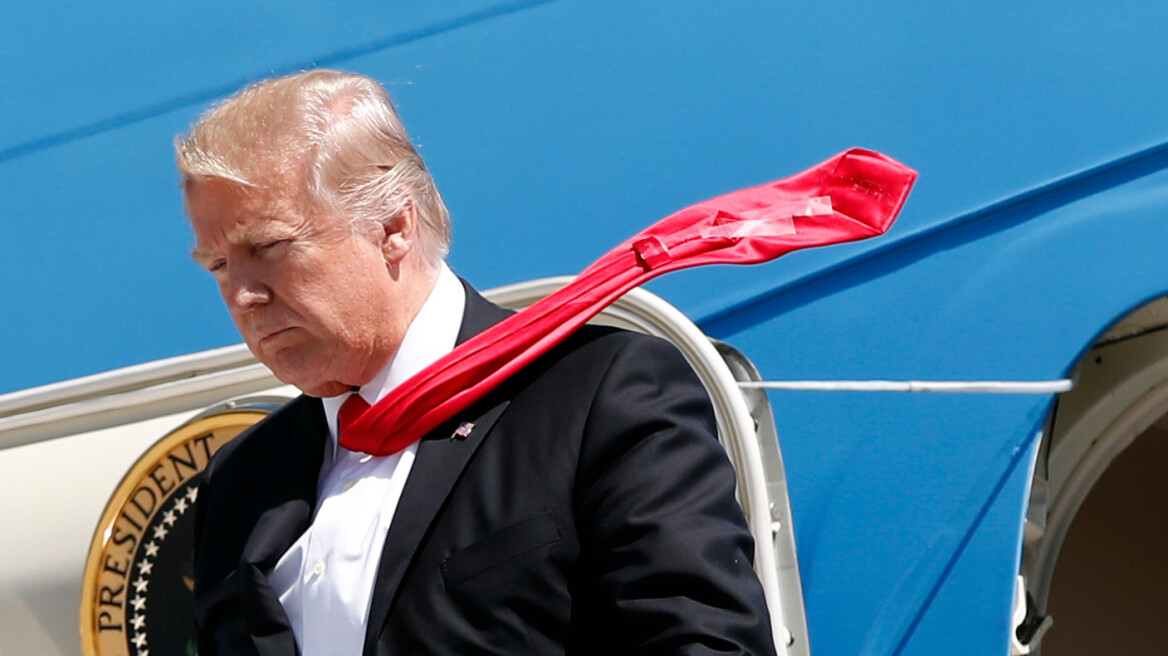 Φωτογραφίες: Ξέρουμε γιατί ο Τραμπ κολλά τη γραβάτα του με σελοτέιπ! 