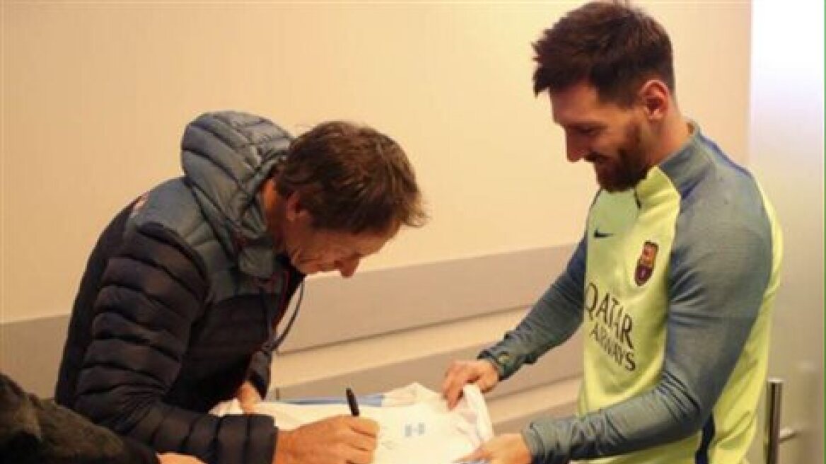 Lionel Messi met Santiago Lagne and asked him to sign a jersey!