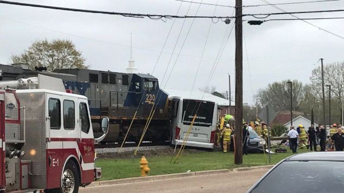 Τραγωδία στις ΗΠΑ: Σύγκρουση τρένου με λεωφορείο - Τρεις νεκροί και πολλοί τραυματίες