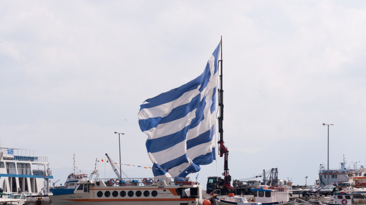 Η μεγαλύτερη ελληνική σημαία υψώθηκε ξανά στην Κάλυμνο 