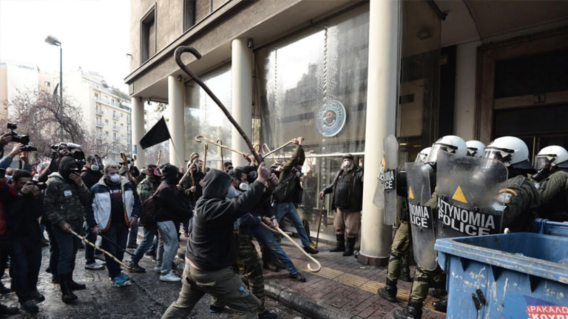 Farmers and anti-riot police clash in Athens (VIDEOS+PHOTOS)