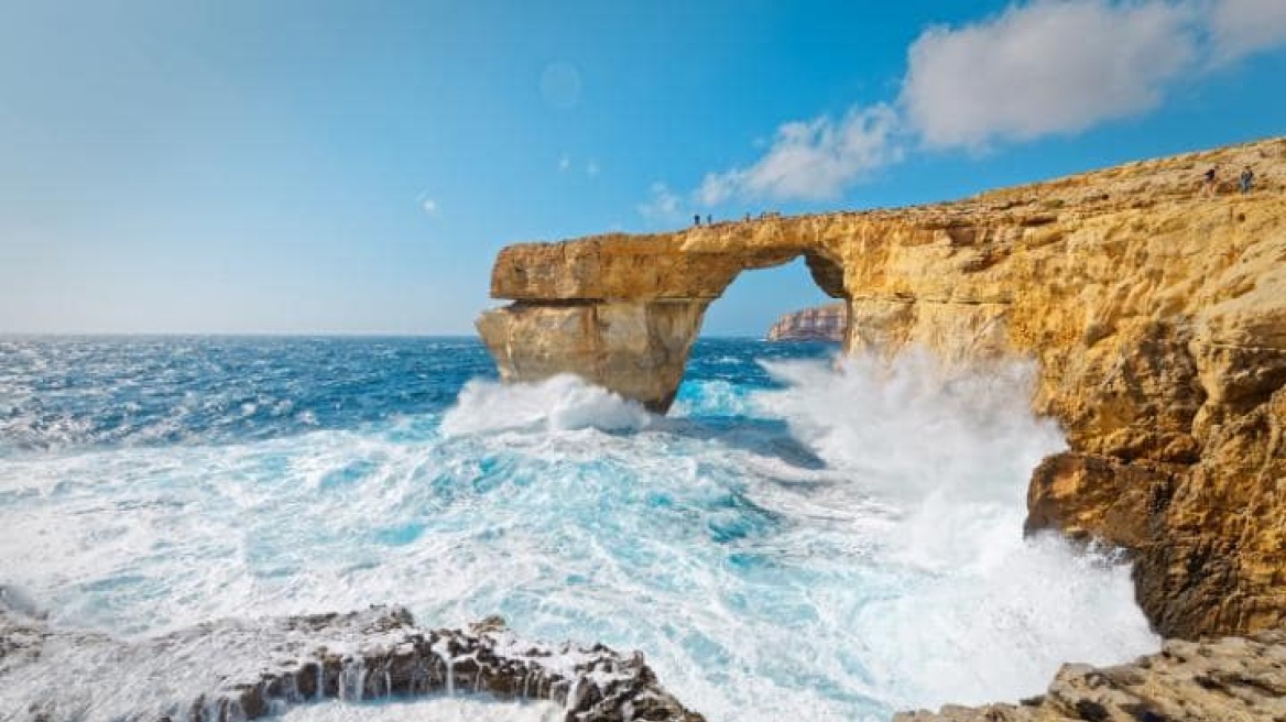 Μάλτα: Κατέρρευσε στη θάλασσα το «Γαλάζιο Παράθυρο»!