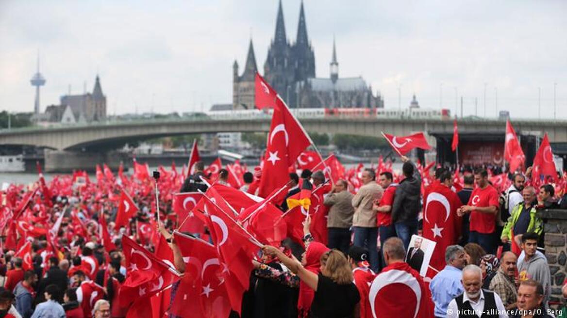 DW: Γιατί οι Τούρκοι της Γερμανίας ψηφίζουν Ερντογάν; 