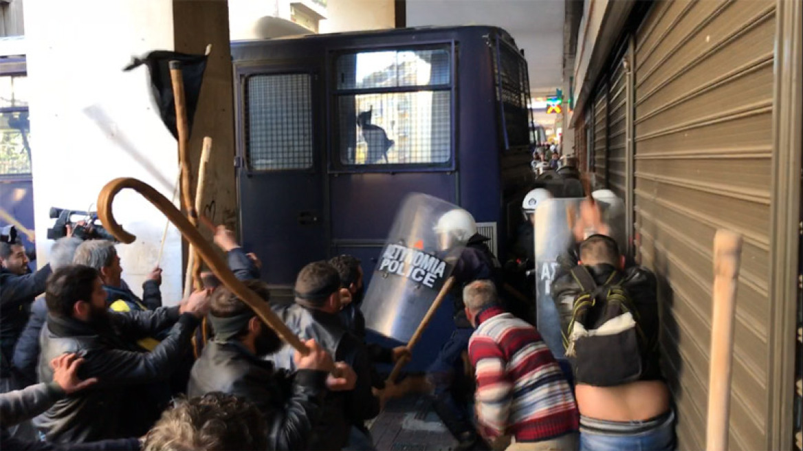 Στην πλατεία Βάθη οι αγρότες της Κρήτης μετά το «μπλόκο» των ΜΑΤ στα γραφεία του ΣΥΡΙΖΑ