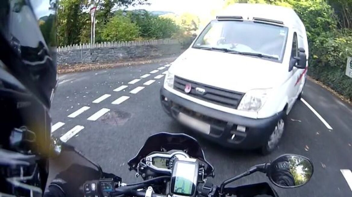 Βίντεο-σοκ: Κάμερα στο κράνος μοτοσυκλετιστή καταγράφει τρακάρισμα με φορτηγάκι