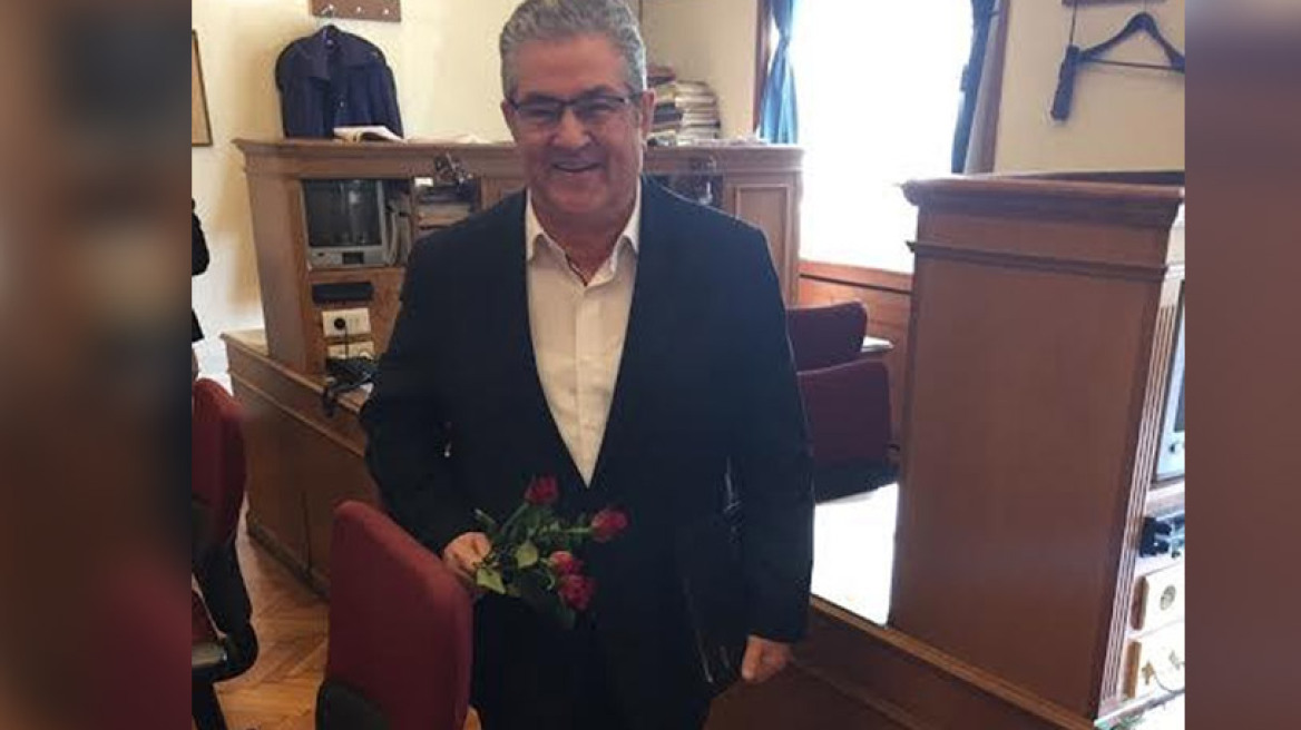 Κόκκινα τριαντάφυλλα στις δημοσιογράφους της Βουλής μοίρασε ο Κουτσούμπας