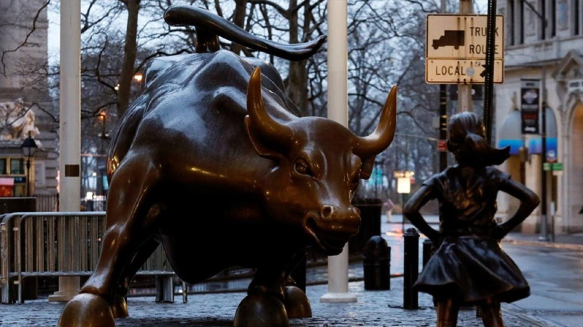 Είναι viral: Ένα ατρόμητο κοριτσάκι απέναντι στον ταύρο της Wall Street