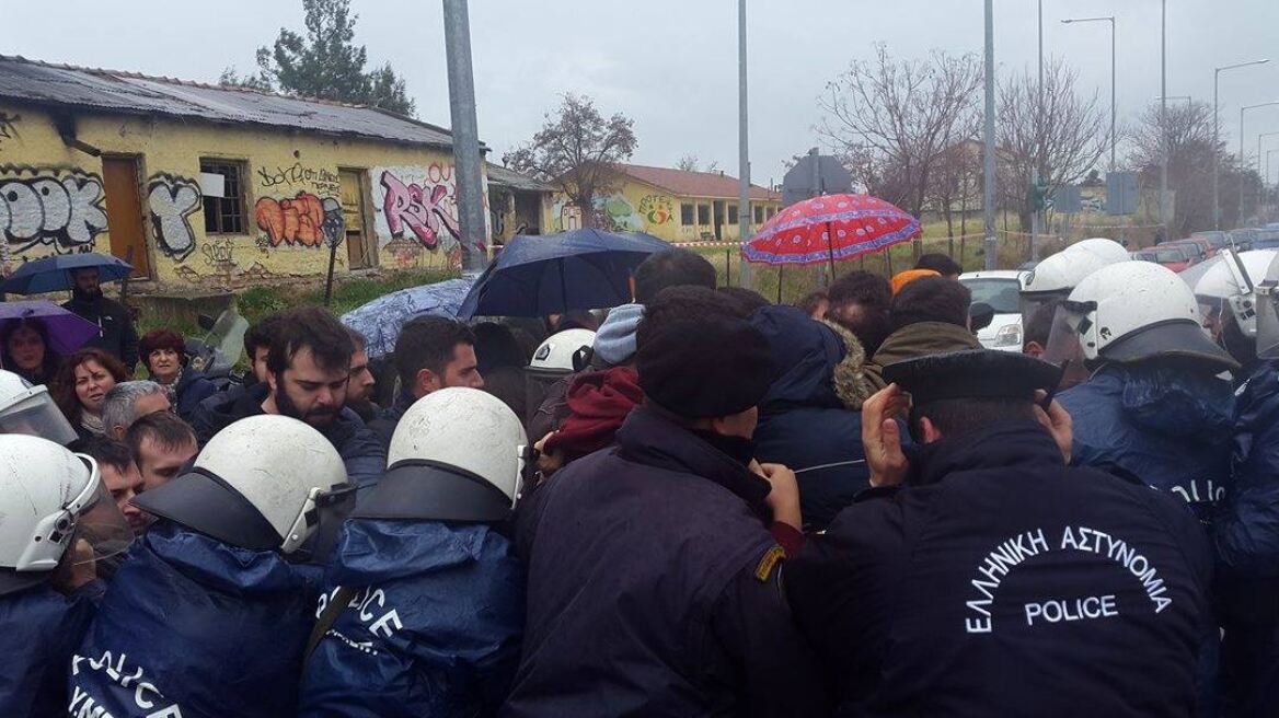 ΜΑΤ κατά Λαϊκών Επιτροπών Θεσσαλονίκης πριν την επίσκεψη Τσίπρα στο στρατόπεδο Παύλου Μελά