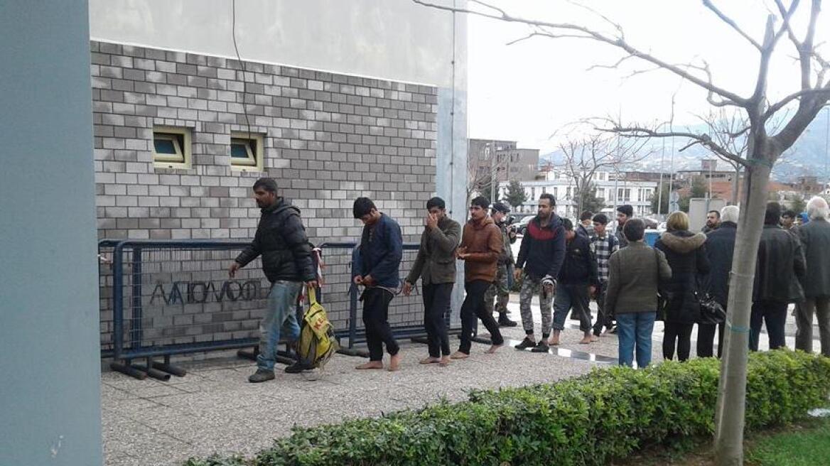 Ξυπόλητοι και ταλαιπωρημένοι οι 113 μετανάστες που εντοπίστηκαν στους Παξούς 