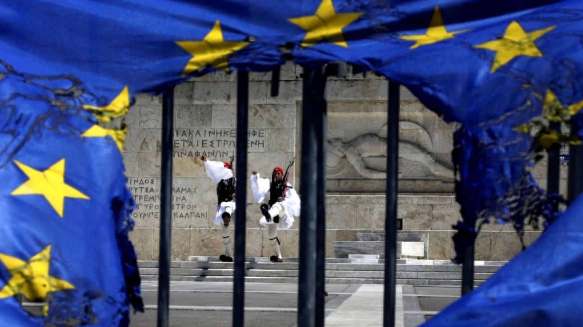 Bloomberg: Τα έξι βήματα που μπορεί να οδηγήσουν την Ελλάδα εκτός ευρωζώνης