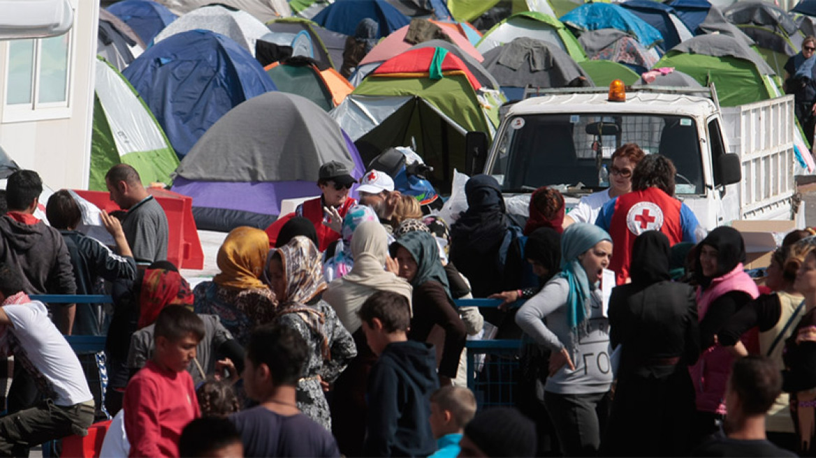 Guardian: Για κάθε 100 δολάρια που παίρνει η Ελλάδα για το προσφυγικό, 70 χάνονται!