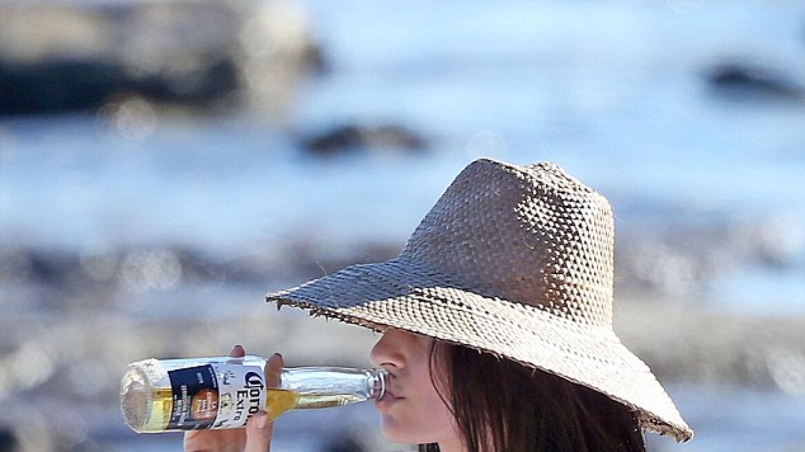 Μπύρα, παραλία και nip slip για την Emily Ratajkowski