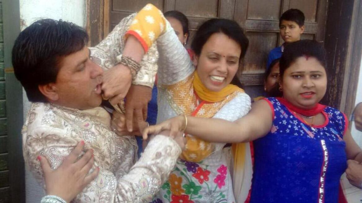 Απίστευτα πράγματα: Ινδή έδειρε το «σύζυγό» της την ώρα που αυτός παντρευόταν μία άλλη γυναίκα!