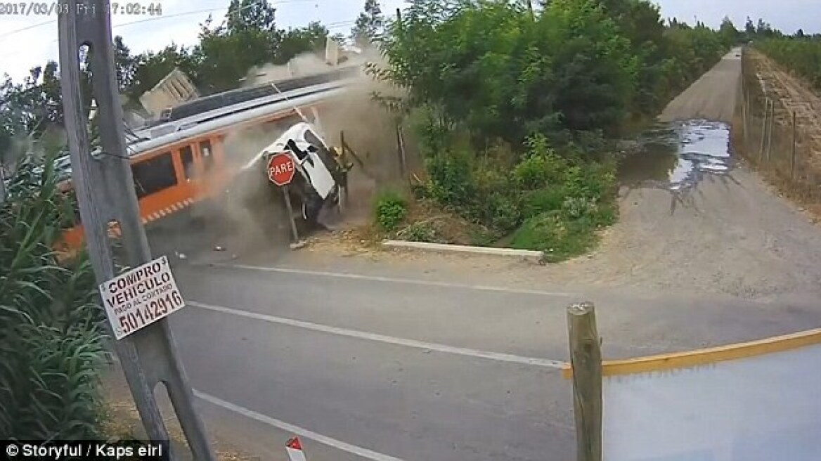 Τρομακτικό δυστύχημα: Τρένο διαλύει φορτηγό που κόλλησε πάνω στις γραμμές