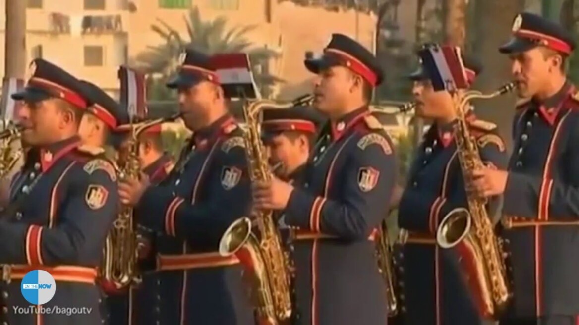 Βίντεο: Η μπάντα του στρατού της Αιγύπτου «καταστρέφει» τους εθνικούς ύμνους