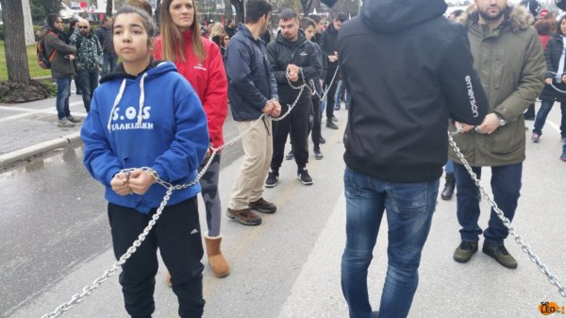 Βίντεο: Αλυσοδεμένοι έκαναν πορεία στη Θεσσαλονίκη διαδηλωτές κατά της εξόρυξης χρυσού